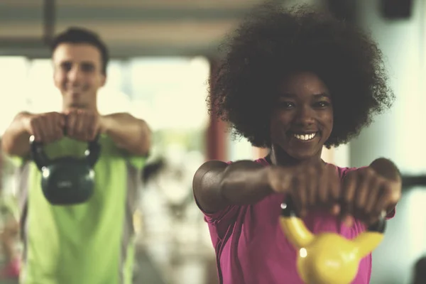 アフロの髪型と Crossfit アフリカ系アメリカ人女性の Dumbbels を持ち上げて重みを持つ健康的なカップル ワークアウト — ストック写真