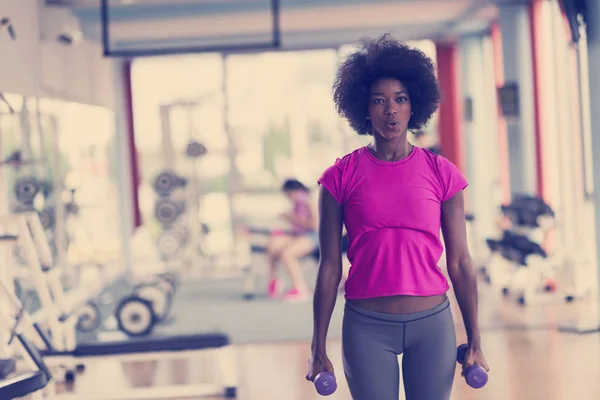 Frau trainiert in Crossfit-Fitnessstudio mit Kurzhanteln — Stockfoto