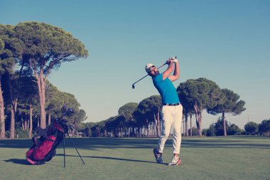 Golf oyuncu isabet uzun atış