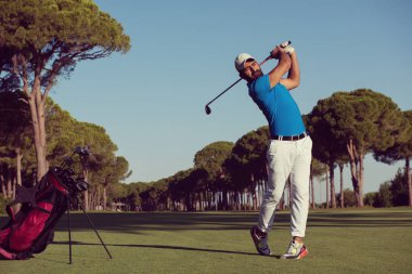 Golf oyuncu isabet uzun atış