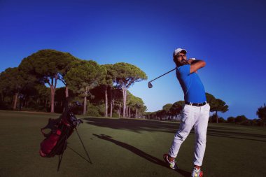 Golf oyuncu isabet uzun atış