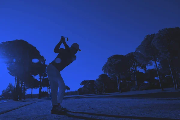 Jogador de golfe bater tiro — Fotografia de Stock