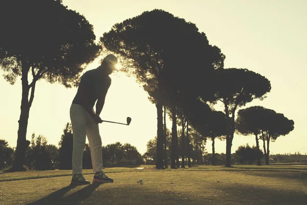 Jogador de golfe bater tiro — Fotografia de Stock