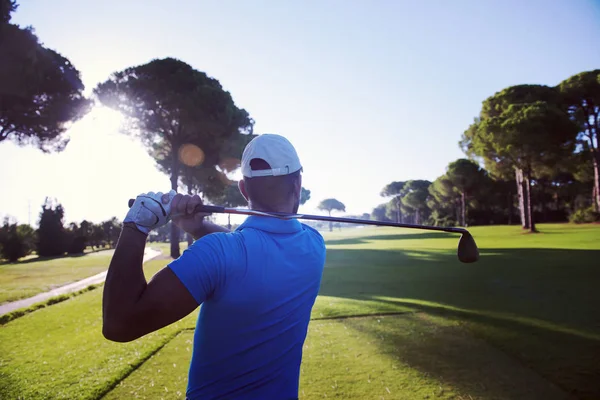 Giocatore di golf colpire colpo — Foto Stock