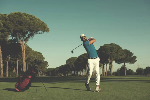 Jogador de golfe bater tiro no escuro — Fotografia de Stock