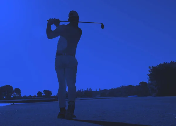 Golfspieler trifft Schuss — Stockfoto