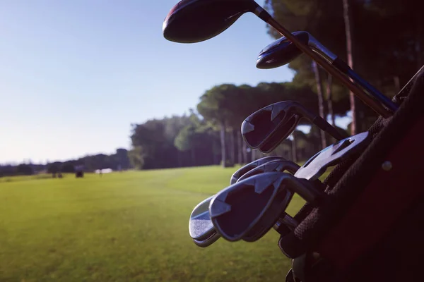 Cerrar bolsa de golf en el campo —  Fotos de Stock