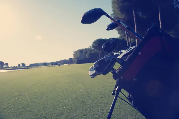 Cerrar bolsa de golf en el campo —  Fotos de Stock