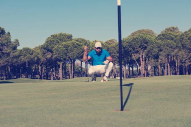 mükemmel atış amaçlayan golf oyuncu