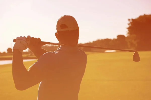 Golfspieler trifft Schuss — Stockfoto