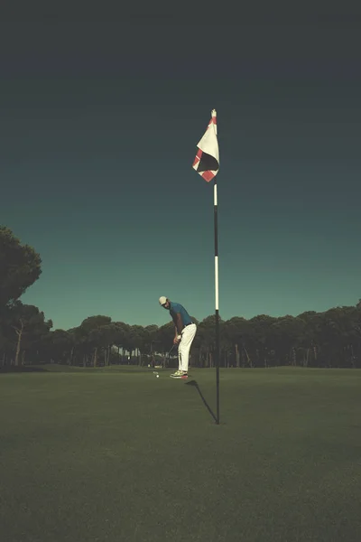 Golfspeler raken beschoten zonnige dag — Stockfoto