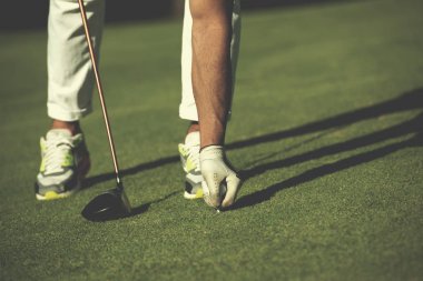 golf oyuncu sahada top yerleştirme