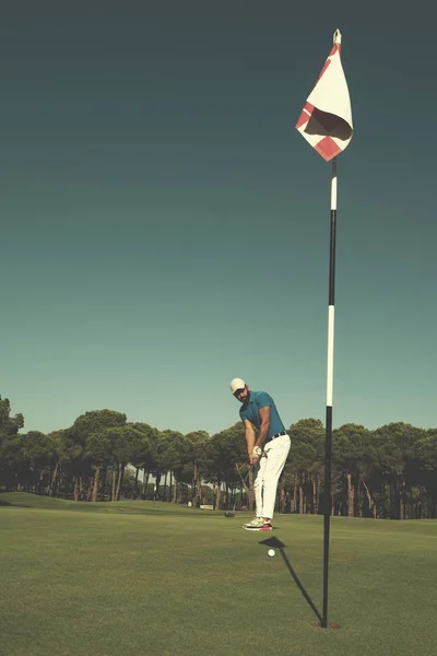 Jogador de golfe bater tiro no dia ensolarado — Fotografia de Stock