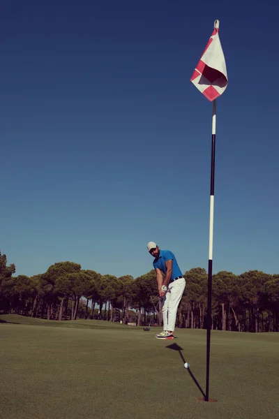 Joueur de golf frapper coup de feu à la journée ensoleillée — Photo