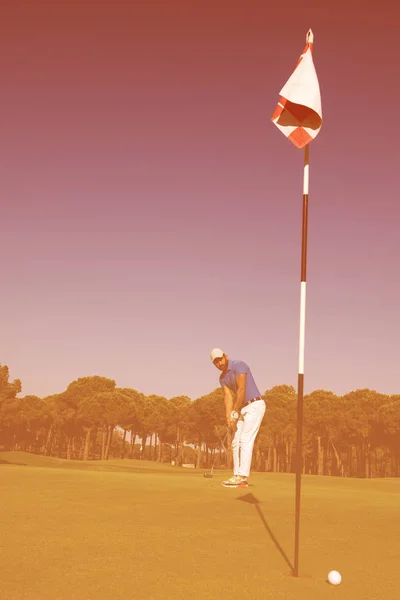 Jogador de golfe bater tiro no dia ensolarado — Fotografia de Stock