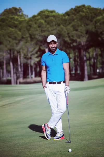 Retrato de jogador de golfe no curso — Fotografia de Stock