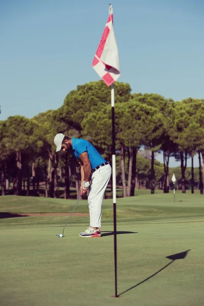 Giocatore di golf colpire colpo nella giornata di sole — Foto Stock