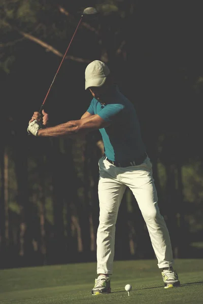 Golfspieler trifft Schuss — Stockfoto