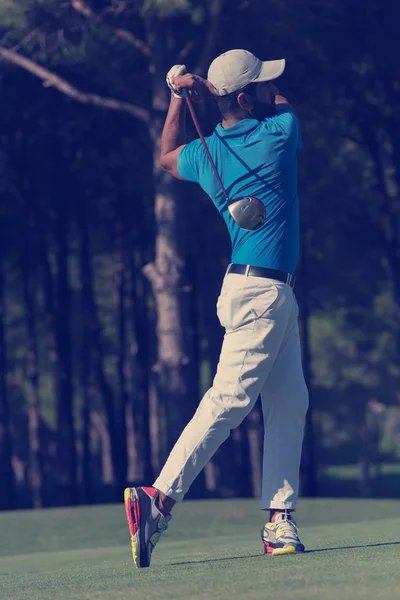 Jogador de golfe bater tiro no escuro — Fotografia de Stock