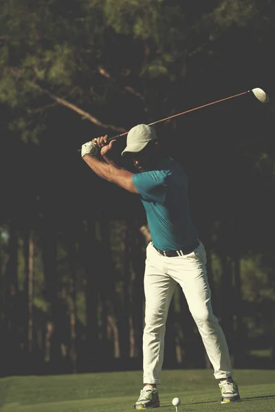 Joueur de golf frappant coup — Photo