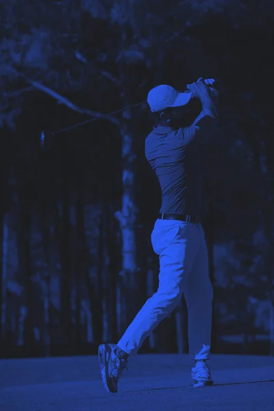Jogador de golfe bater tiro no escuro — Fotografia de Stock