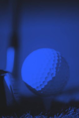 Golf sopası ve top çimenlerde.
