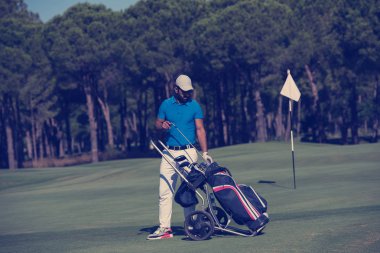 Tekerlekli çanta ile yürüyüş golf oyuncu