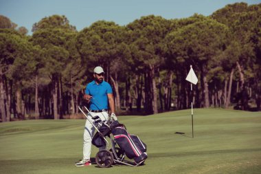 Tekerlekli çanta ile yürüyüş golf oyuncu