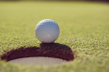 Golf topu deliğe.