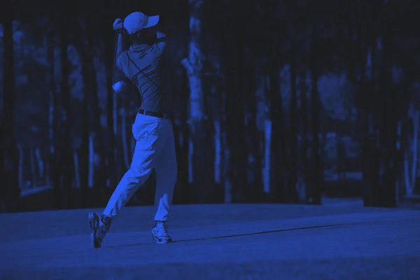 Golfspieler schlägt Weitschuss — Stockfoto