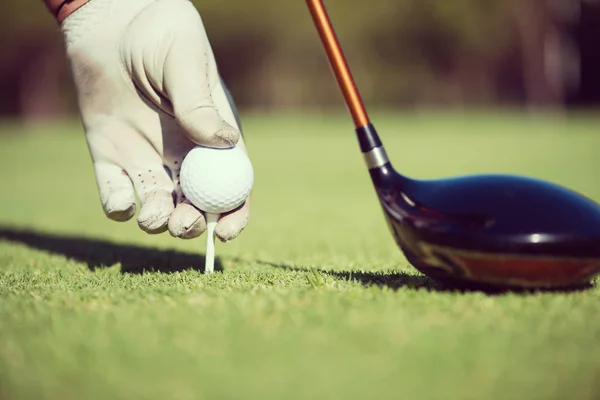 Golfspieler platziert Ball auf Abschlag — Stockfoto