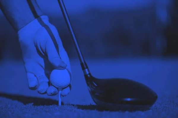 Golf-lejátszó helyezve a labdát a póló — Stock Fotó
