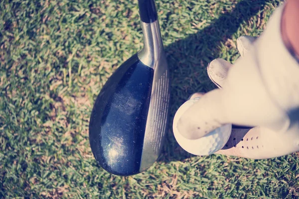 Joueur de golf plaçant la balle sur le tee — Photo