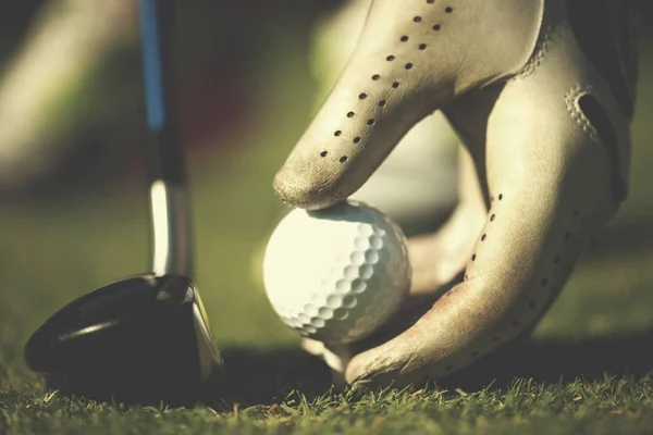 Golfspieler platziert Ball auf Abschlag — Stockfoto