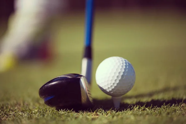 Klub golfowy i piłka w trawie — Zdjęcie stockowe
