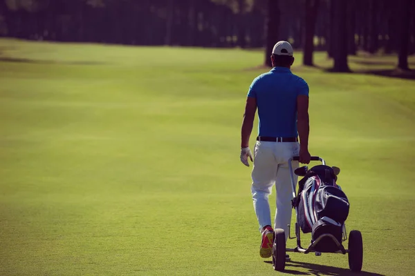 Jogador de golfe andando com saco de roda — Fotografia de Stock