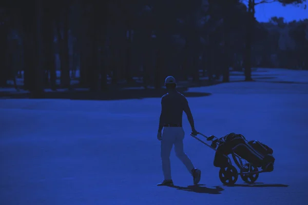 Jogador de golfe andando com saco de roda — Fotografia de Stock