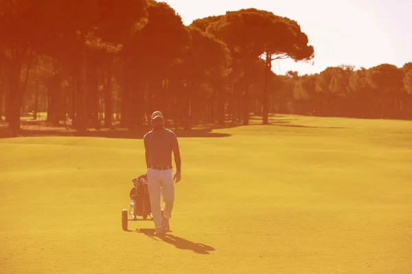 Jugador de golf caminando con bolsa de ruedas — Foto de Stock