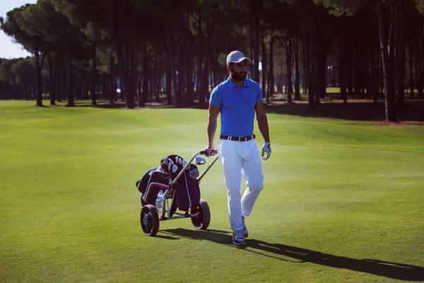 Joueur de golf marchant avec sac à roulettes — Photo