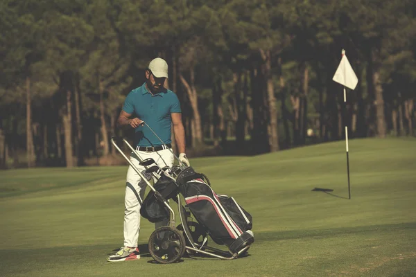 Jogador de golfe andando com saco de roda — Fotografia de Stock