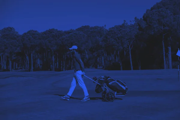 Jogador de golfe andando com saco de roda — Fotografia de Stock