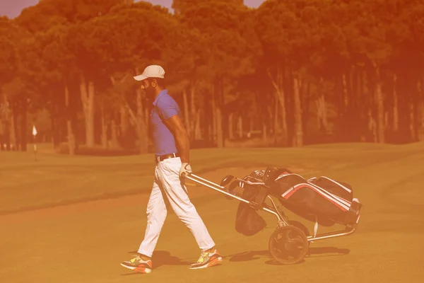 Игрок в гольф с сумкой на колесах — стоковое фото