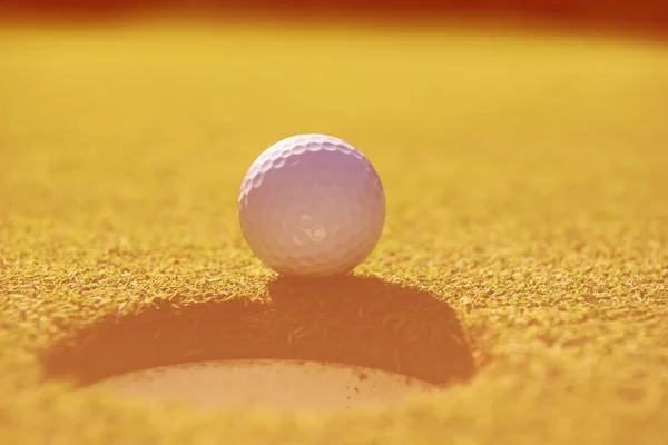 Piłka golfowa w dziurze — Zdjęcie stockowe