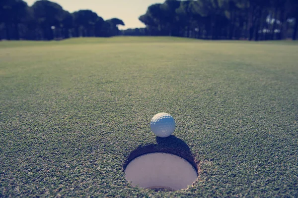 Golf topu deliğe. — Stok fotoğraf