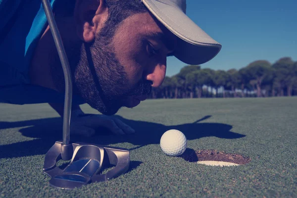 Golf-lejátszó fúj labda lyuk — Stock Fotó