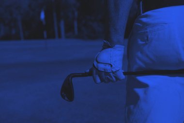 Golf oyuncu yakın sürücü geri alıp el