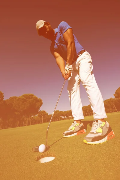 Joueur de golf frappant coup à la journée ensoleillée, lentille grand angle — Photo