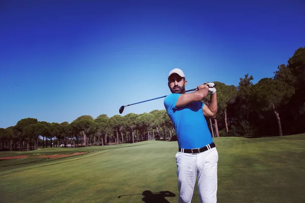 Giocatore di golf colpire colpo — Foto Stock