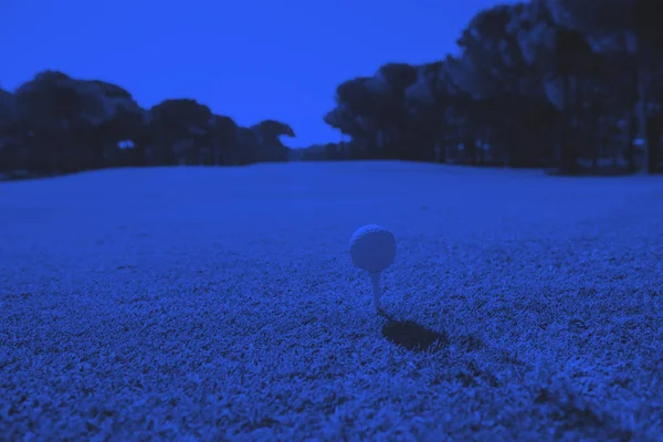 Μπάλα του γκολφ στο Tee — Φωτογραφία Αρχείου