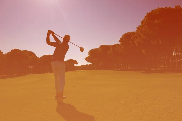 Jogador de golfe bater tiro no escuro — Fotografia de Stock